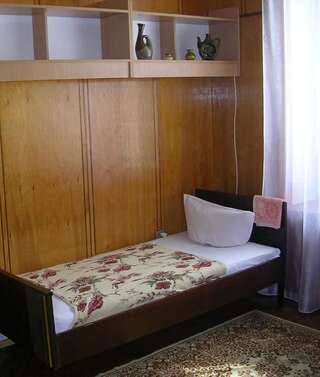 Хостелы Хостел Пилигрим Харьков Спальное место на двухъярусной кровати в общем номере для мужчин и женщин-7