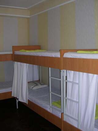 Хостелы Хостел Пилигрим Харьков Спальное место на двухъярусной кровати в общем номере для мужчин и женщин-1