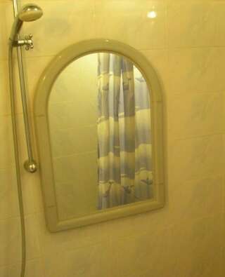 Хостелы Хостел Пилигрим Харьков Стандартный трехместный номер с общей ванной комнатой-8