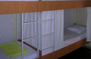 Хостелы Хостел Пилигрим Харьков Спальное место на двухъярусной кровати в общем номере для мужчин и женщин-11