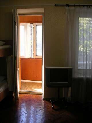 Хостелы Хостел Пилигрим Харьков Спальное место на двухъярусной кровати в общем номере для мужчин и женщин-13